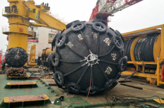 Pneumatic Marine Fender Materials Performa bantalan yang sangat baik untuk perlindungan struktur laut kapal